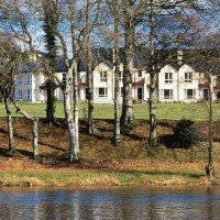 Exterieur met bomen en rivier